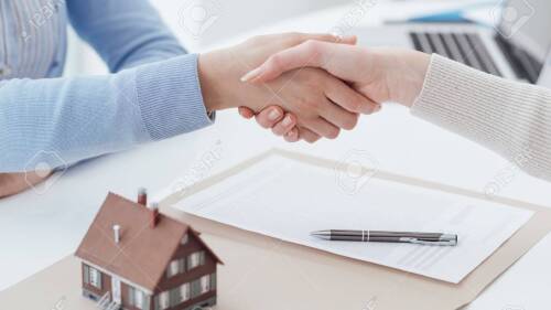 72044203-agente-inmobiliario-y-cliente-agitando-las-manos-después-de-firmar-un-contrato-inmobiliaria.jpg